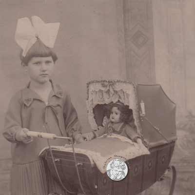 Foto AK Kind mit Puppenwagen, 1926