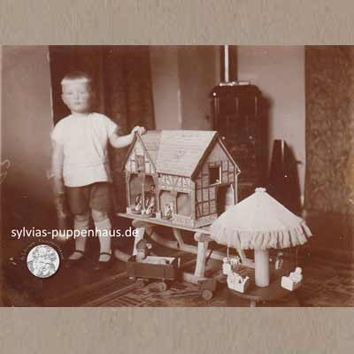 Junge mit Bauernhof u.a. Spielzeug, 1932