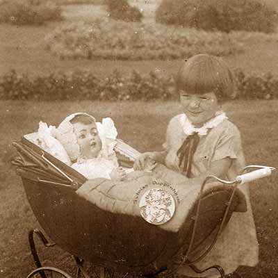 Foto AK Kind mit Puppenwagen, 1928