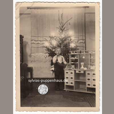 Junge mit Kaufladen, Weihnachten 20er Jahre