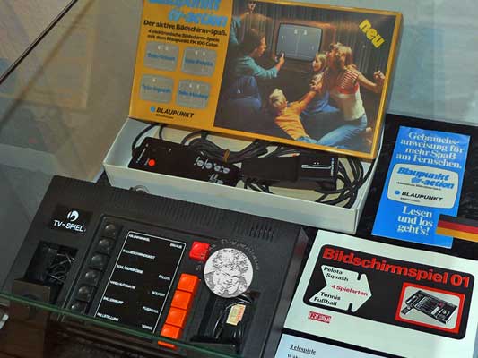 TV-Spiele, oben Blaupunkt -  BRD, unten RFT - DDR