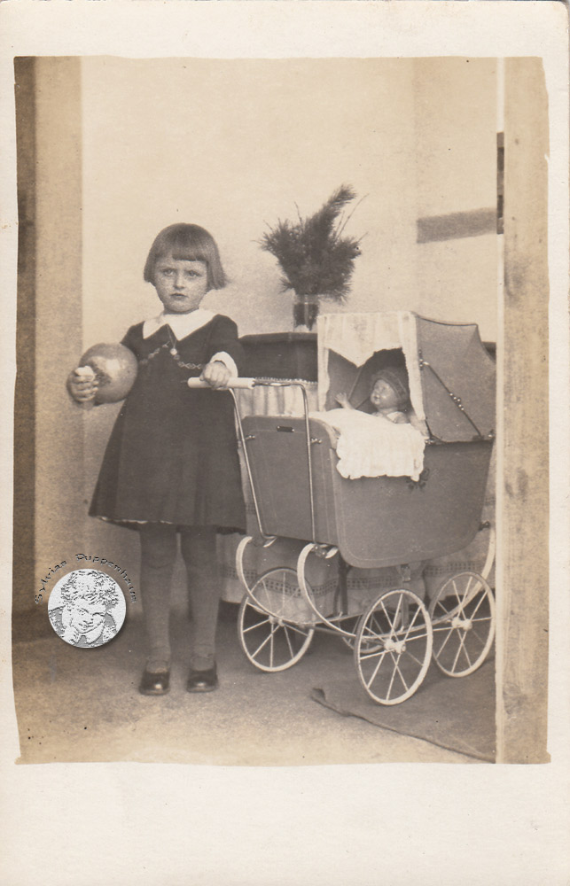 Kind mit Puppenwagen und Puppe, Ostern 1932