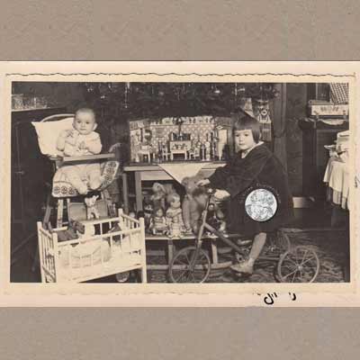 Weihnachten 1935, Kind mit Puppenküche