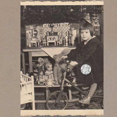 Weihnachten 1935, Kind mit Puppenküche