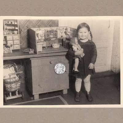 Kind mit Puppenküche und Kaufladen