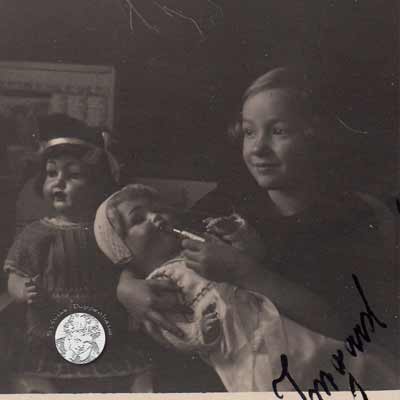 Kind mit Puppenstube, um 1900/1910