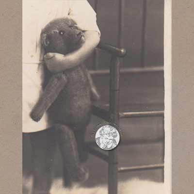 Fotopostkarte Kind mit Teddy von 1926