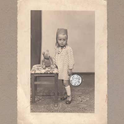 Fotopostkarte Kind mit Teddy, um 1910