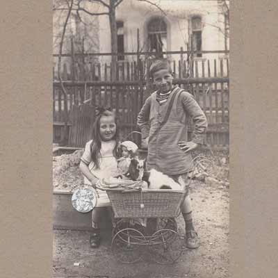 Kinder mit Puppenwagen, um 1900