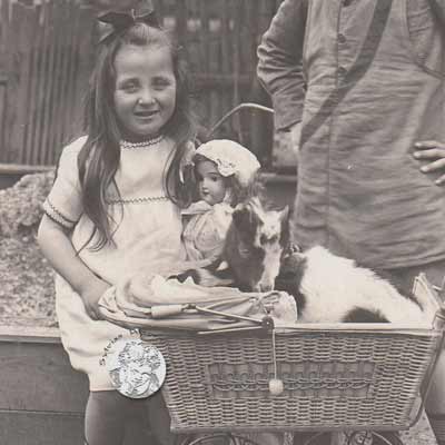 Kinder mit Puppenwagen, um 1900