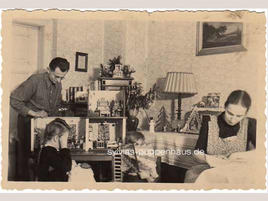 Kind mit Puppenhaus, 50er Jahre