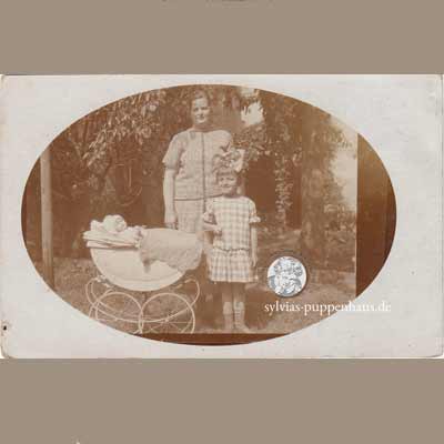 Kind mit Puppenwagen, 1920er Jahre