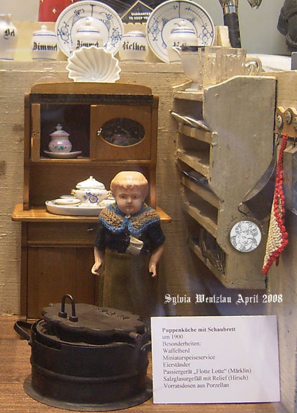 Puppenküche mit Schaubrett um 1900