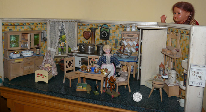 antike Puppenküche aus den 20er Jahren